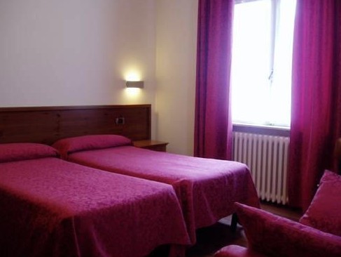 Albergo Delle Alpi artesina italy - bedroom