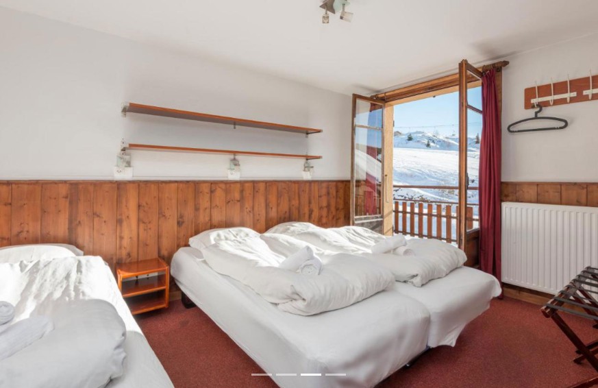 Hotel-Refuge-Alpe-dHuez-France-Bedroom-2