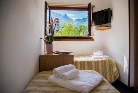 hotel marguareis artesina italy - bedroom