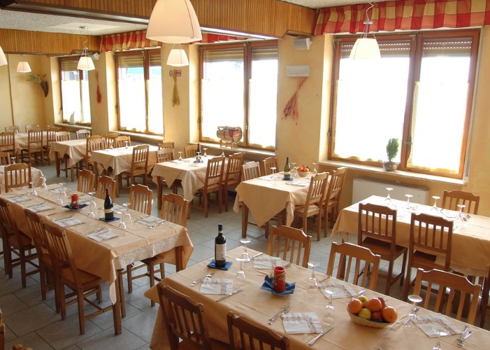 hotel marguareis artesina italy - dinning room 2