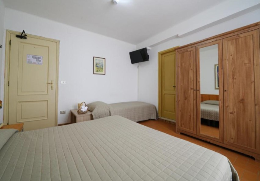 Hotel-Skilift-Bedroom-2