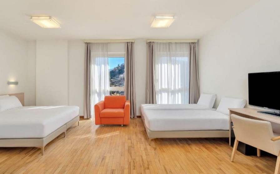Park-Hotel-Mondovi-bedroom-3