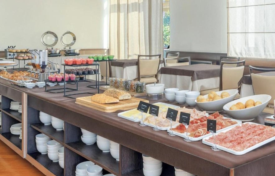 Park-Hotel-Mondovi-breakfast-buffet-2